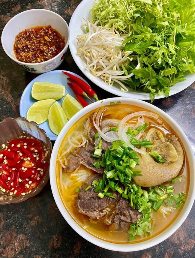 Không được đi du lịch, ở nhà vẫn thưởng thức được món bún giò heo Huế “thập toàn, ngũ đắc”