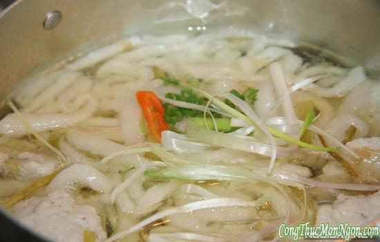 Không khó làm bánh canh chả cá ngon