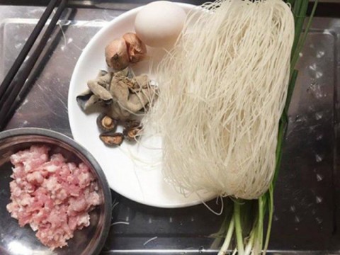 khong phai xao hay nau hay thu lam mien chien vang gion ben ngoai mem thom ben trong Không phải xào hay nấu, hãy thử làm miến chiên vàng giòn bên ngoài, mềm thơm bên trong