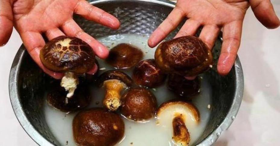 Không thể ngờ, rửa rau quả bằng loại bột làm bánh này còn sạch hơn cả muối