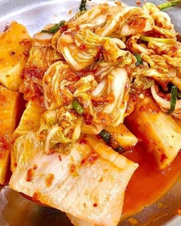 Kỳ Duyên - Minh Triệu xếp hàng ăn canh xương bò hầm 38 năm