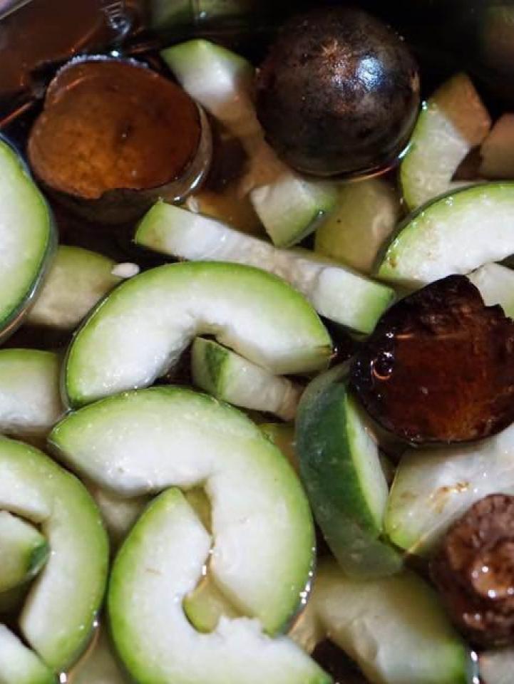 Kỳ Hân làm món này chờ chồng về, bạn bè trêu bảo sao Mạc Hồng Quân ghi bàn ầm ầm