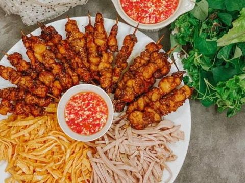 la mieng voi ga xien nuong thom ngon an kem rau cuon cham nuoc mam chua cay Lạ miệng với gà xiên nướng thơm ngon, ăn kèm rau cuốn, chấm nước mắm chua cay