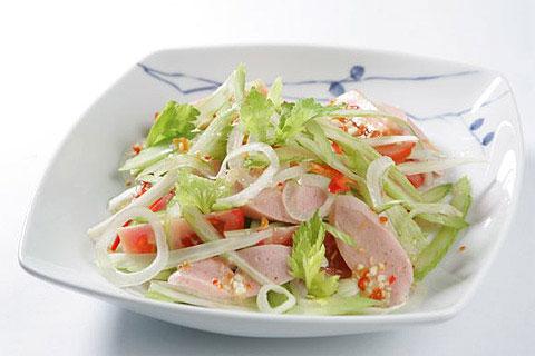 la mieng voi mon salad xuc xich hanh tay Lạ miệng với món salad xúc xích hành tây