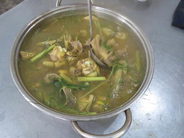 Lạ ngon món canh chua gà lá chúc