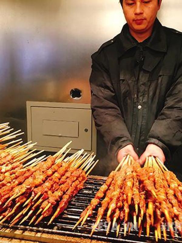 “Lạc lối” trong thiên đường món ăn ở chợ đêm Bắc Kinh