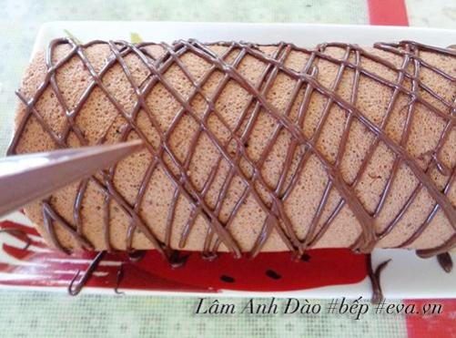 Làm bánh bông lan chocolate cuộn kem tươi cho Giáng sinh thêm ngọt ngào