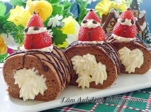 Làm bánh bông lan chocolate cuộn kem tươi cho Giáng sinh thêm ngọt ngào