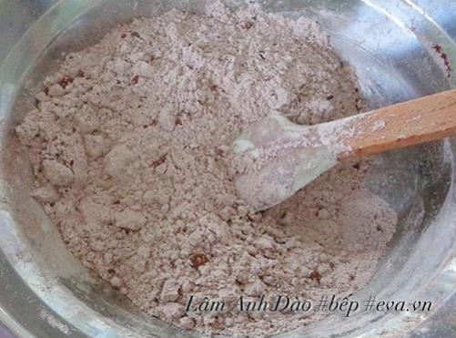 Làm bánh bông lan chocolate cuộn kem tươi cho Giáng sinh thêm ngọt ngào