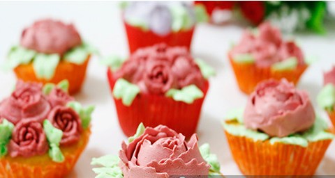 lam banh cupcake hoa hong tang me 20 10 Làm bánh cupcake hoa hồng tặng mẹ 20-10