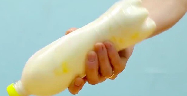 Làm bánh mà cứ đổ hết nguyên liệu vào chai rồi lắc, thành phẩm khiến chị em muốn làm theo ngay vì quá ngon lại "nhanh chưa từng thấy"