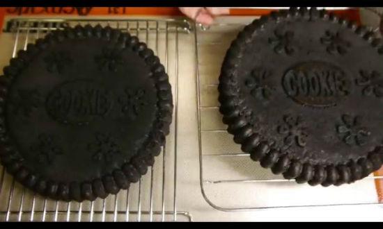 Làm bánh oreo khổng lồ không khó