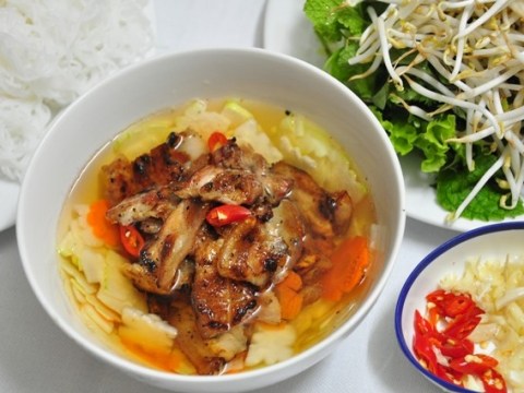 lam bun cha ha noi dai ca nha Làm bún chả Hà Nội đãi cả nhà