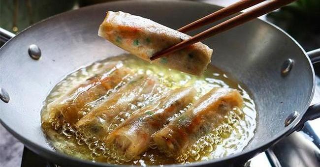 Làm chả giò, cứ “nắm thóp” những điều cơ bản này thì đến đầu bếp đại tài cũng phải khen bạn tới tấp vì món chả giò để giòn tới vài tiếng