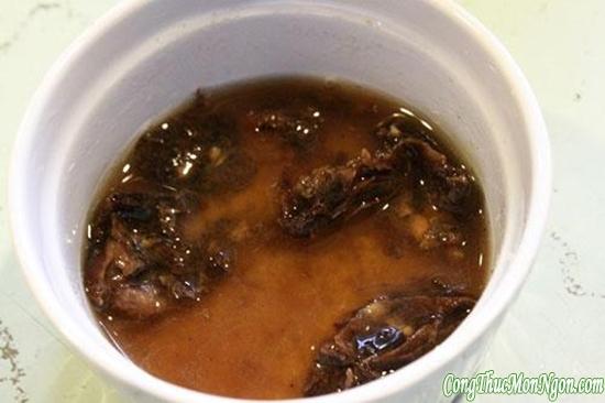 Làm cút lộn xào me nhâm nhi ngày mát trời
