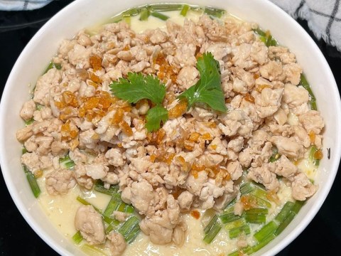 lam trung hap mem nhu banh pudding bang noi chien khong dau Làm trứng hấp mềm như bánh pudding bằng nồi chiên không dầu