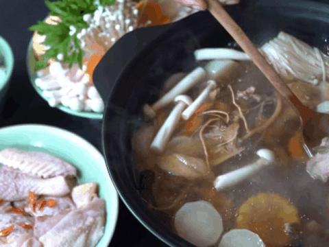 lanh the nay lam noi lau ga thuoc bac nong bong luoi an choi cho da mieng Lạnh thế này làm nồi lẩu gà thuốc Bắc nóng bỏng lưỡi ăn chơi cho đã miệng