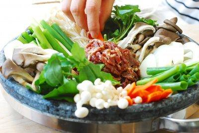 Lẩu bò kiểu Hàn nóng hổi vừa ăn vừa thổi