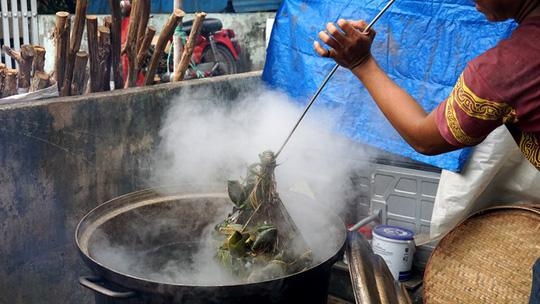 Lò bánh tro nửa thế kỷ ở Sài Gòn tất bật Tết Đoan Ngọ