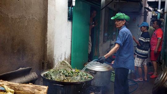 Lò bánh tro nửa thế kỷ ở Sài Gòn tất bật Tết Đoan Ngọ