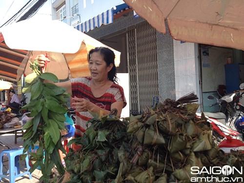 Lò bánh ú Sài Gòn rực lửa đón Tết Đoan Ngọ