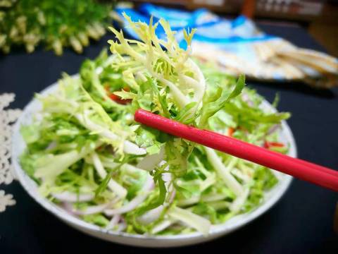 loai rau re beo ngoai cho khong chi la than duoc giai doc gan con lam salad cuc ngon Loại rau rẻ bèo ngoài chợ không chỉ là "thần dược" giải độc gan còn làm salad cực ngon