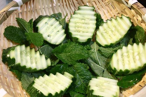 Lòng non luộc chấm với mắm ruốc