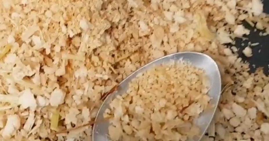 Mách chị em cách làm hạt nêm từ thịt ức gà thơm ngon, dùng làm gia vị ăn kiêng thì chuẩn đét: Chỉ 30 phút vào bếp là xong!                                Hạt nêm từ thịt ức gà, nghe có vẻ sai sai nhưng lại thử rồi mới biết nó vô cùng thuyết phục đấy.