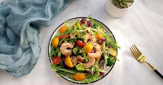 Mách chị em cách làm salad rau củ giải ngấy: Thao tác chưa đầy 15 phút là có ngay đĩa salad xanh mướt, nhìn là thích ăn là mê!