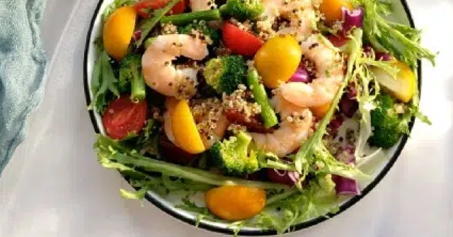 Mách chị em cách làm salad rau củ giải ngấy: Thao tác chưa đầy 15 phút là có ngay đĩa salad xanh mướt, nhìn là thích ăn là mê!