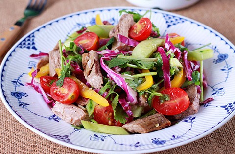 mach chi em cach lam salad thit bo kieu thai huong vi chua ngot dinh cua chop dam b Mách chị em cách làm salad thịt bò kiểu Thái: Hương vị chua ngọt đỉnh của chóp, đảm bảo cả người lớn lẫn trẻ con đều mê! Salad là món ăn giúp giải ngấy đỉnh cao và salad thịt bò kiểu Thái cũng không phải ngoại lệ.