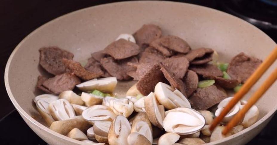 Mai là ngày mùng 1 của tháng mới và đây là cách thao tác nấu món phở chay giúp chị em có bữa sáng thanh tịnh mà vẫn ngon nức nở