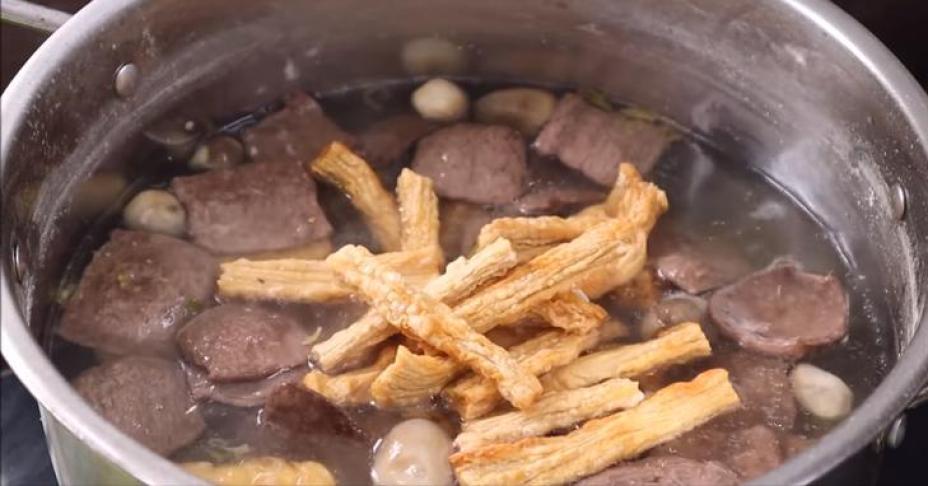 Mai là ngày mùng 1 của tháng mới và đây là cách thao tác nấu món phở chay giúp chị em có bữa sáng thanh tịnh mà vẫn ngon nức nở