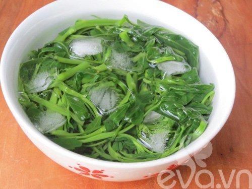 Mát trời ăn rau muống xào chao