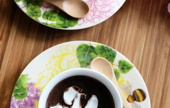 Mát trời tự làm chocolate nóng nhâm nhi ly cho ngày mới đầy năng lượng