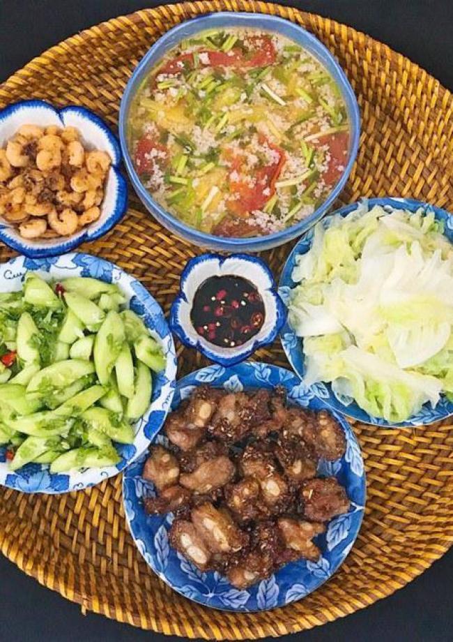 Mẹ 2 con xinh đẹp gợi ý những mâm cơm ngon mát không hề ngán ngấy cho mùa hè