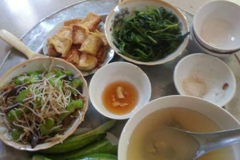 Mẹ bầu ăn mâm cơm 2 người 20 nghìn, mỗi lòng gà là "đạm", chị em nhìn lại khen ngon
