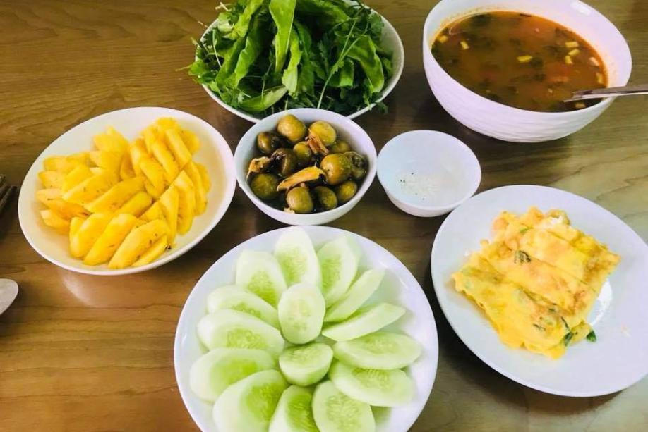 Mẹ bầu ăn mâm cơm 2 người 20 nghìn, mỗi lòng gà là "đạm", chị em nhìn lại khen ngon