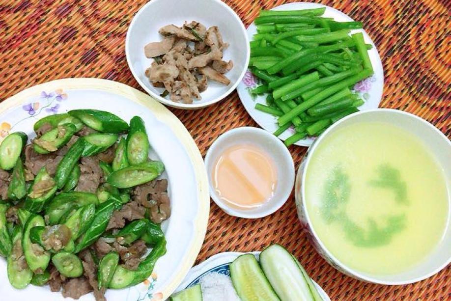 Mẹ bầu ăn mâm cơm 2 người 20 nghìn, mỗi lòng gà là "đạm", chị em nhìn lại khen ngon