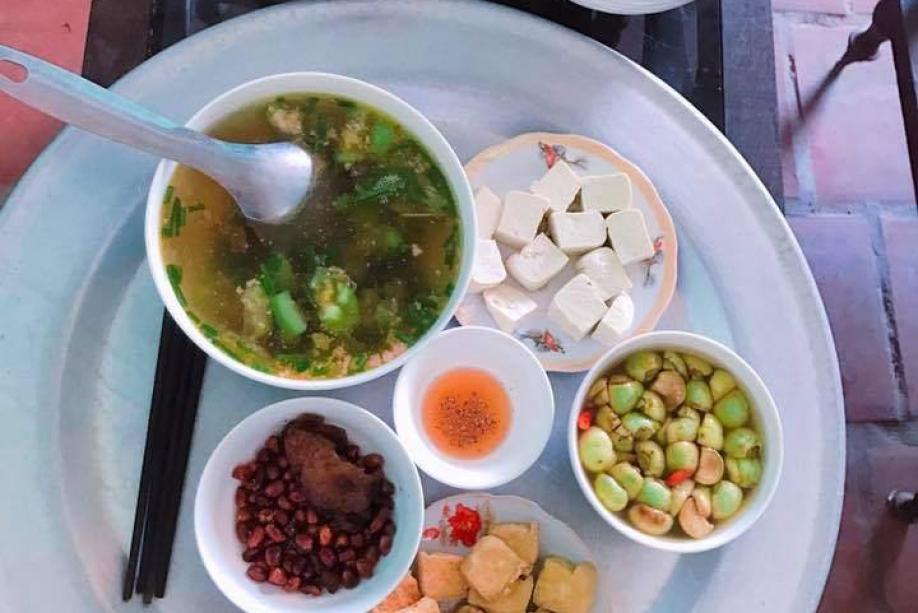 Mẹ bầu ăn mâm cơm 2 người 20 nghìn, mỗi lòng gà là "đạm", chị em nhìn lại khen ngon