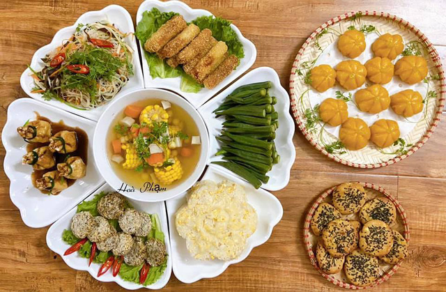 Mẹ đảm Hà Nội 'đi chợ online', làm mâm cỗ chay 9 món cúng Rằm tháng 7