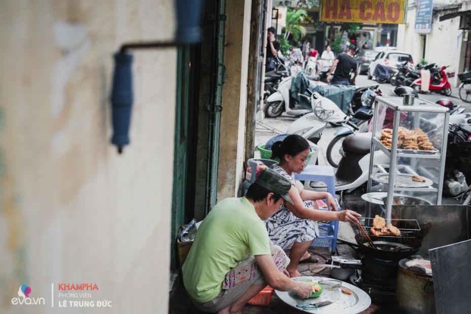 Mẹ Hà Nội tay trắng bán bánh tôm chỉ chục m2 nuôi cả gia đình 4 người