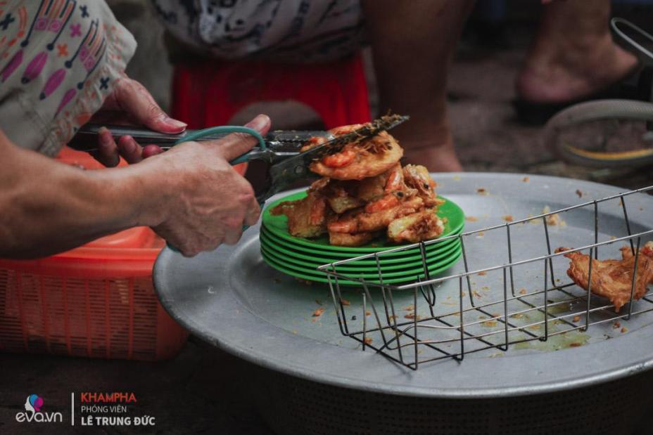 Mẹ Hà Nội tay trắng bán bánh tôm chỉ chục m2 nuôi cả gia đình 4 người