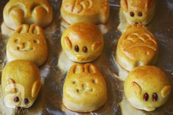 Mẹ khéo tay làm bánh Trung thu hình con vật ngộ nghĩnh tặng bé