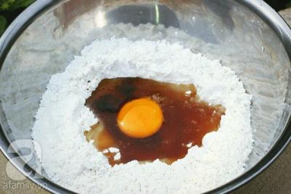 Mẹ khéo tay làm bánh Trung thu hình con vật ngộ nghĩnh tặng bé