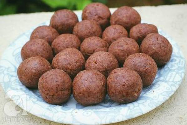 Mẹ khéo tay làm bánh Trung thu hình con vật ngộ nghĩnh tặng bé