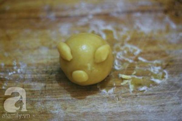 Mẹ khéo tay làm bánh Trung thu hình con vật ngộ nghĩnh tặng bé