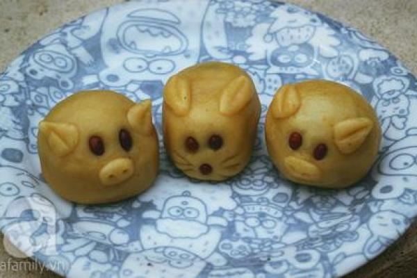 Mẹ khéo tay làm bánh Trung thu hình con vật ngộ nghĩnh tặng bé