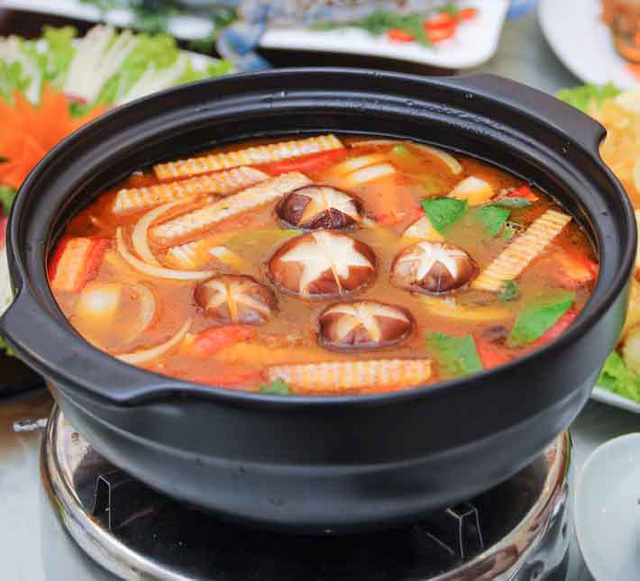 Mẹ Việt chiêu đãi gia đình món lẩu thái Tomyum ngon bất bại