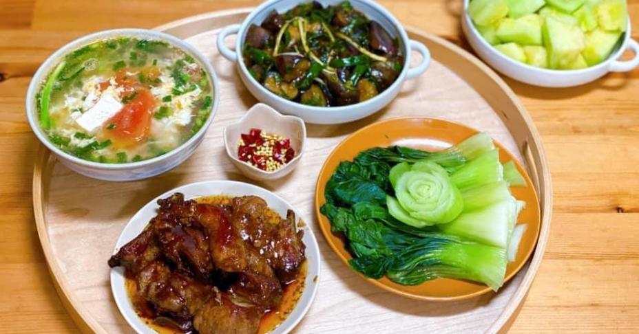 Mẹ Việt ở Nhật chia sẻ mâm cơm nhà tươm tất ngon lành khiến cộng đồng mạng khen ngợi hết lời